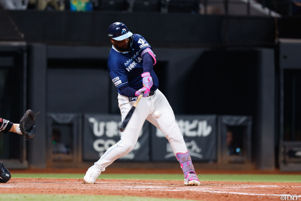 5回裏、センターへヒットを放つレイエス選手01