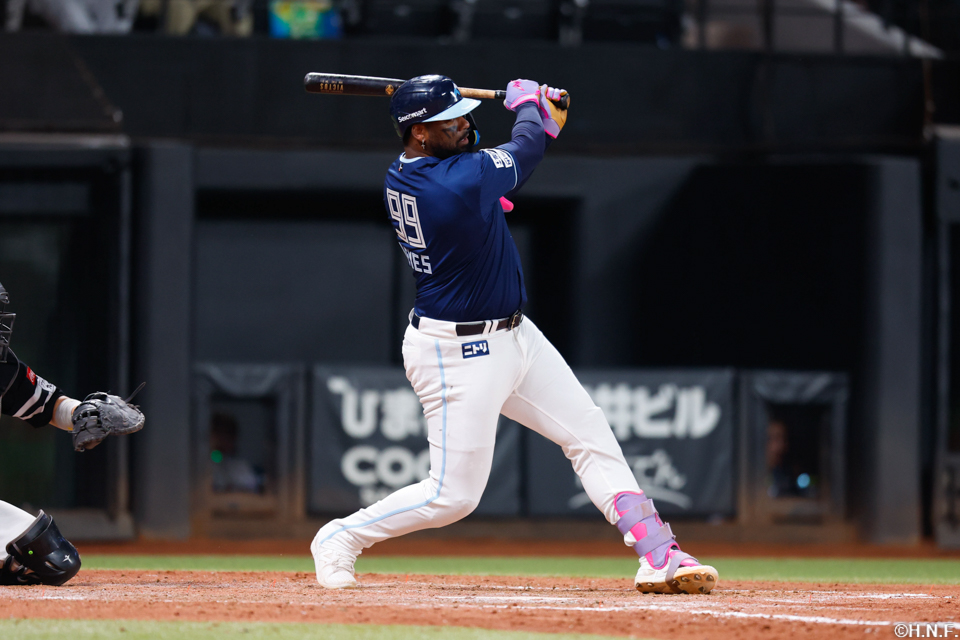 5回裏、センターへヒットを放つレイエス選手02