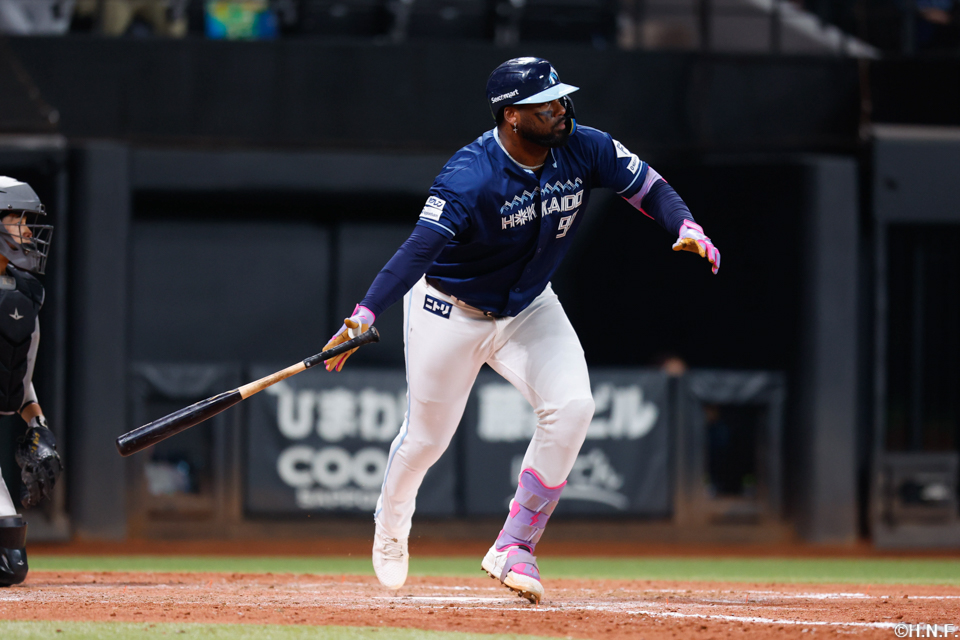 5回裏、センターへヒットを放つレイエス選手03