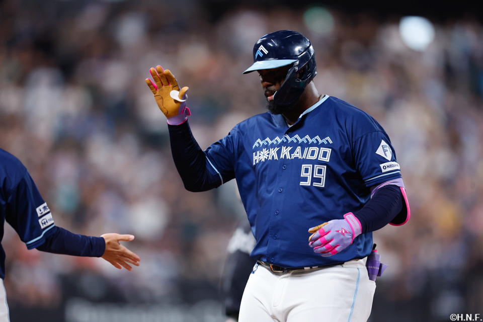 5回裏、センターへヒットを放つレイエス選手04