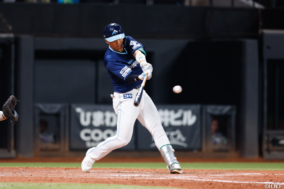 5回裏、ライトへ適時打を放つ郡司選手01