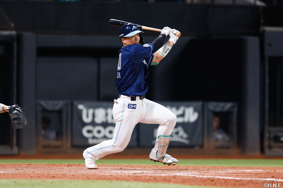 5回裏、ライトへ適時打を放つ郡司選手02
