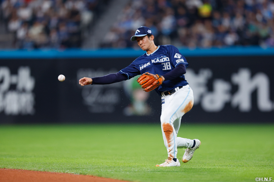 6回表、一塁へ送球する石井選手