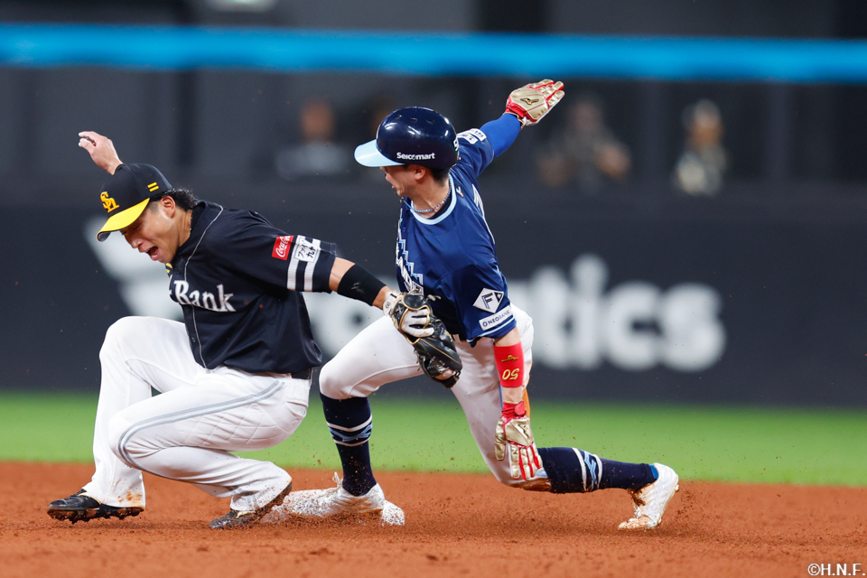 7回裏、盗塁を決める五十幡選手