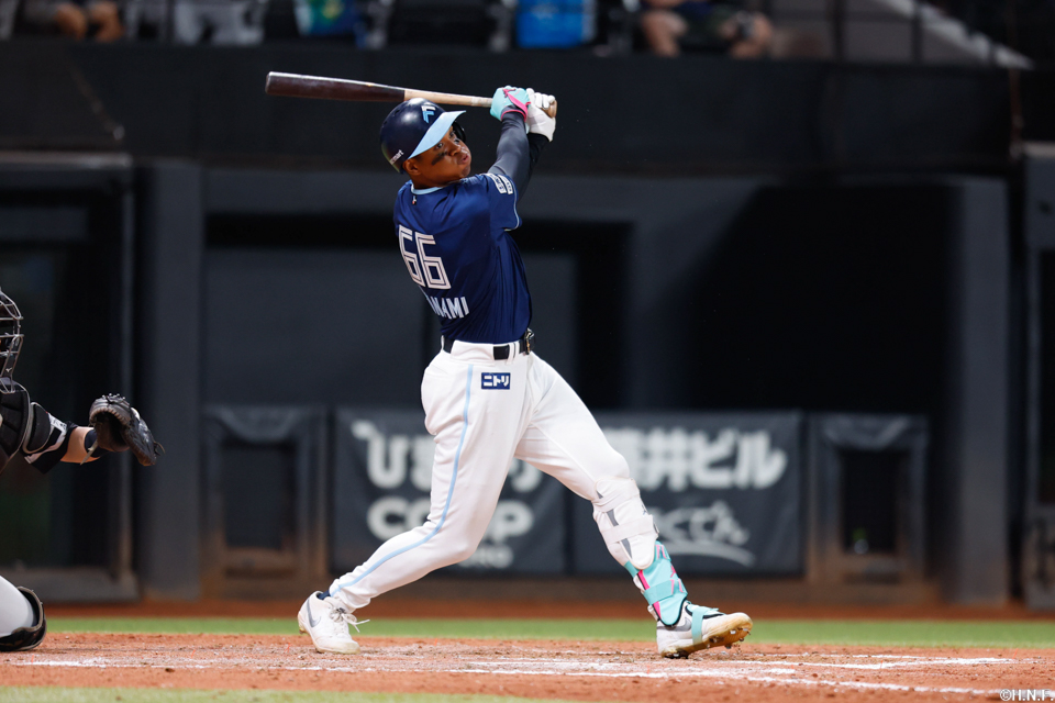 8回裏、ライトへヒットを放つ万波選手01