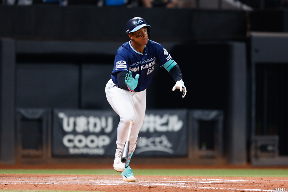 8回裏、ライトへヒットを放つ万波選手02