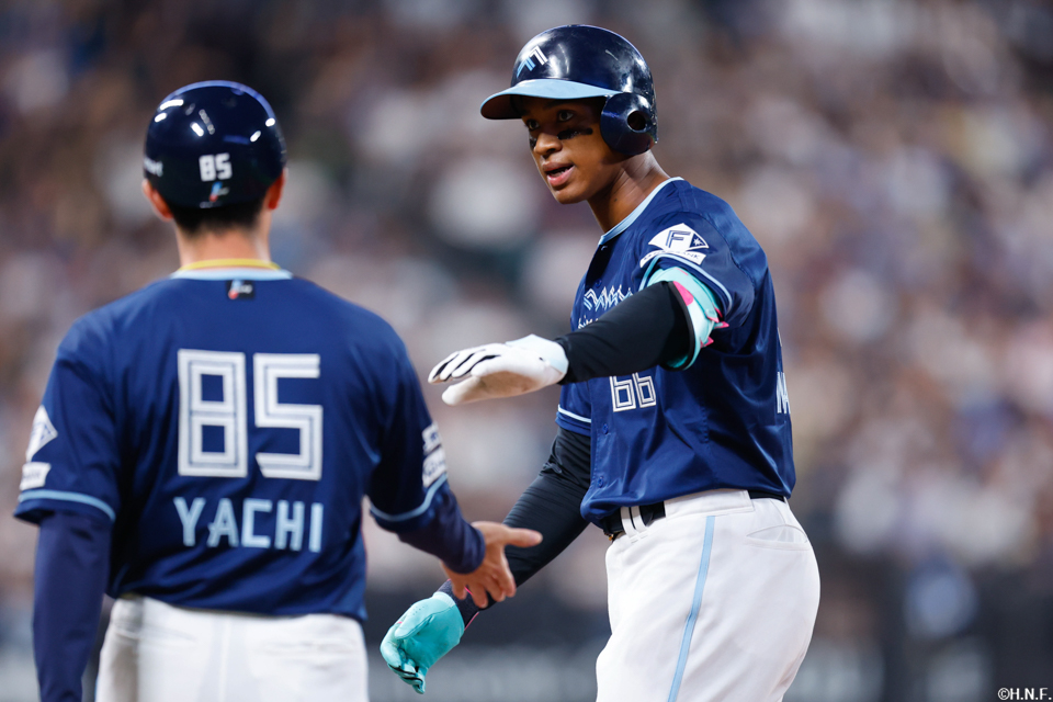 8回裏、ライトへヒットを放つ万波選手03