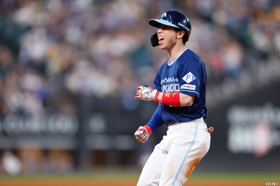 9回裏、センターへヒットを放った五十幡選手