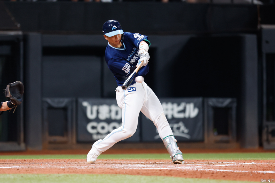 9回裏、センターへ適時打を放つ郡司選手01