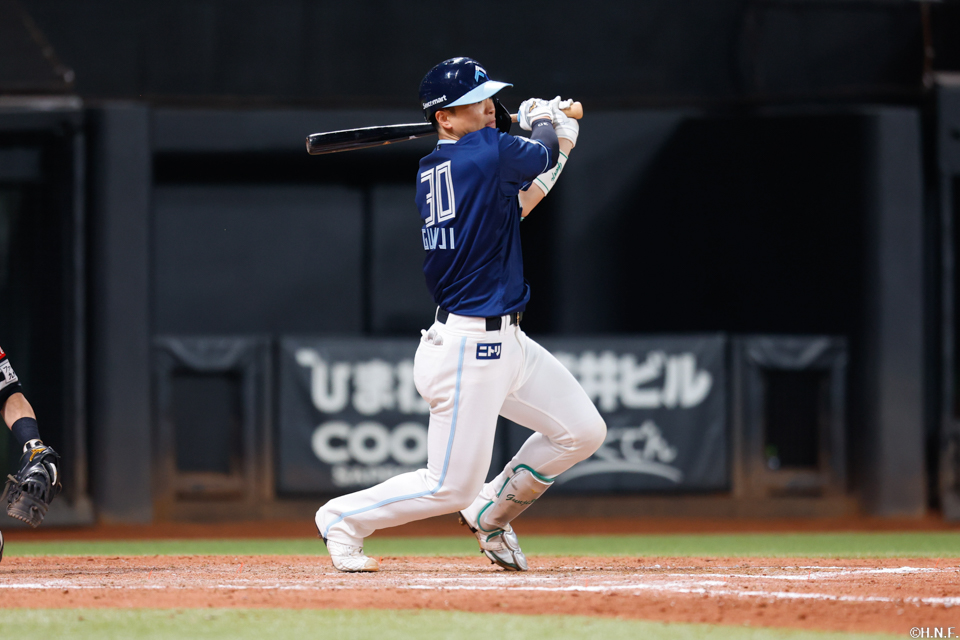 9回裏、センターへ適時打を放つ郡司選手02