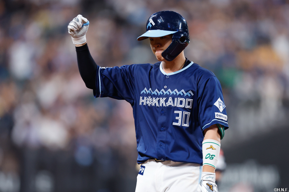 9回裏、センターへ適時打を放つ郡司選手03