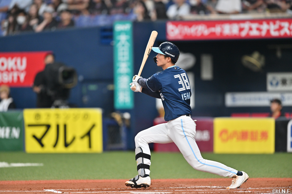 2回表、先制の本塁打を放つ石井選手01