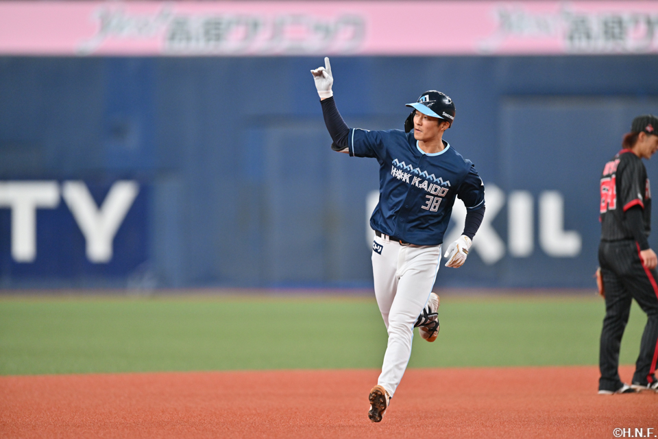 2回表、先制の本塁打を放つ石井選手02