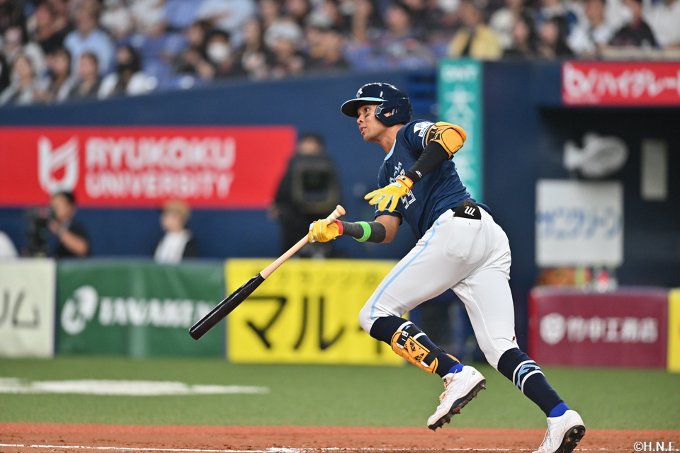 8回表、レフトへヒットを放つ水谷選手