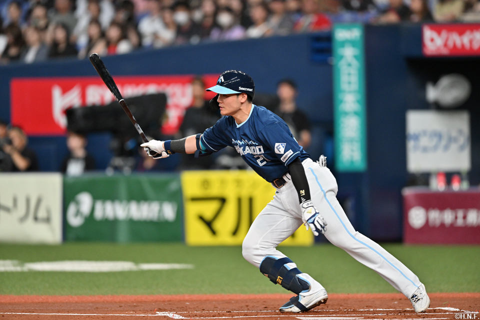 1回表、センターへヒットを放つ清宮選手