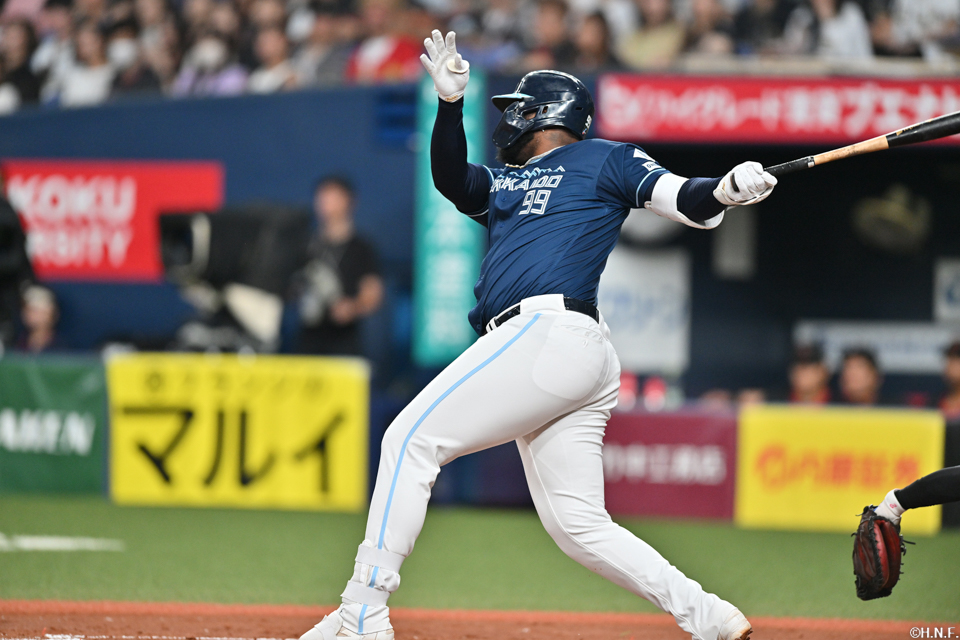 1回表、ライトへ先制の適時打を放つレイエス選手