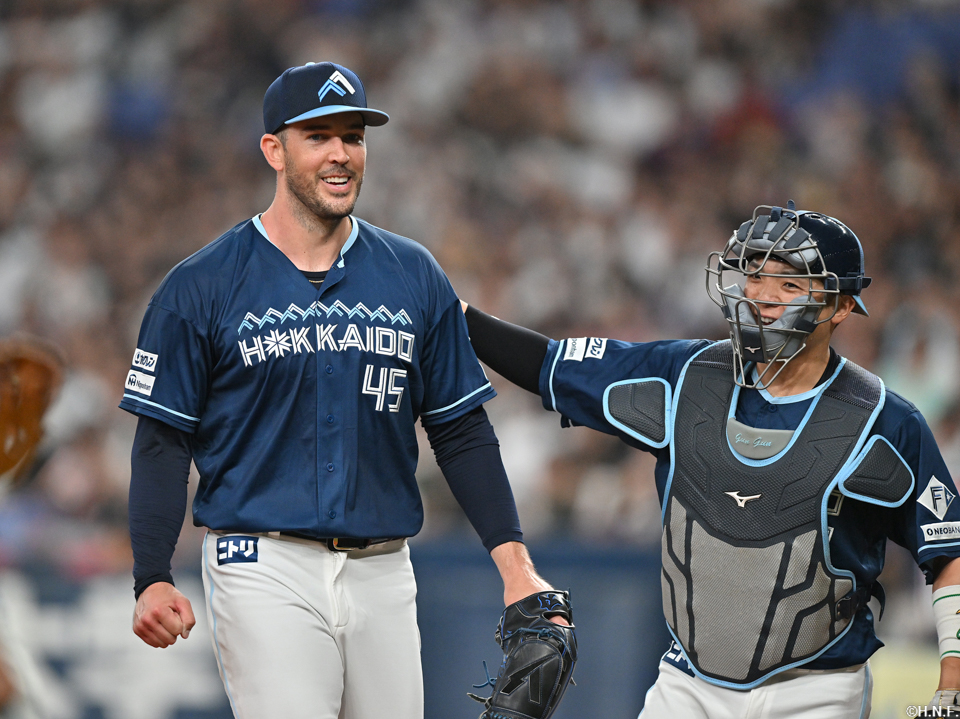 4回裏を抑えたバーヘイゲン投手と郡司選手