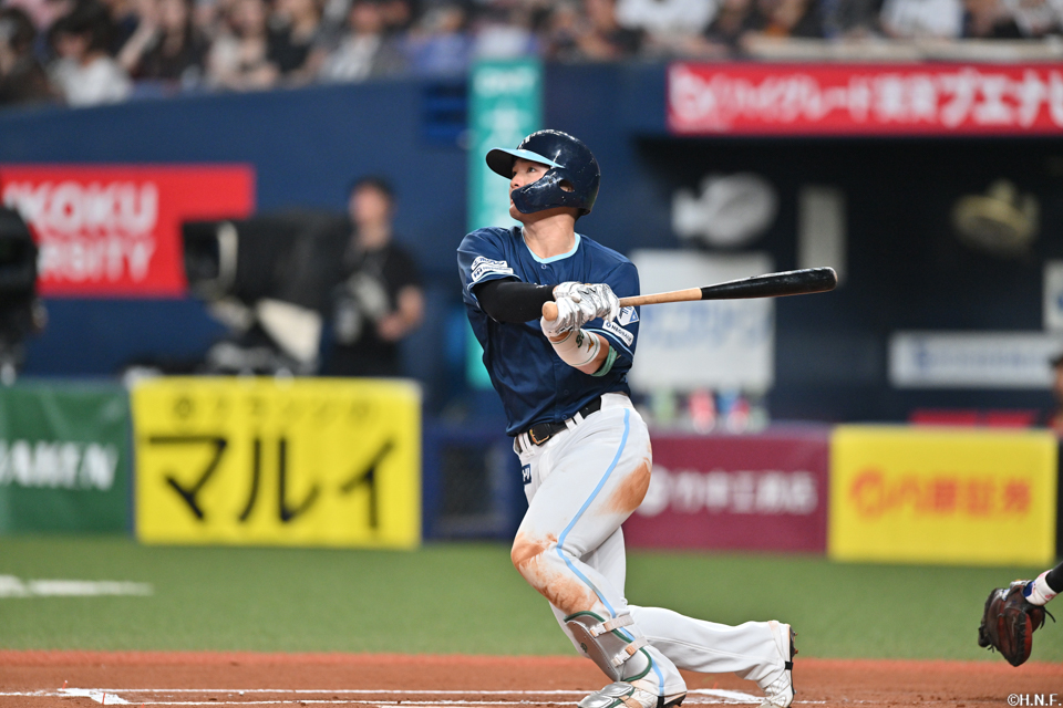 6回表、レフトへ本塁打を放つ郡司選手01