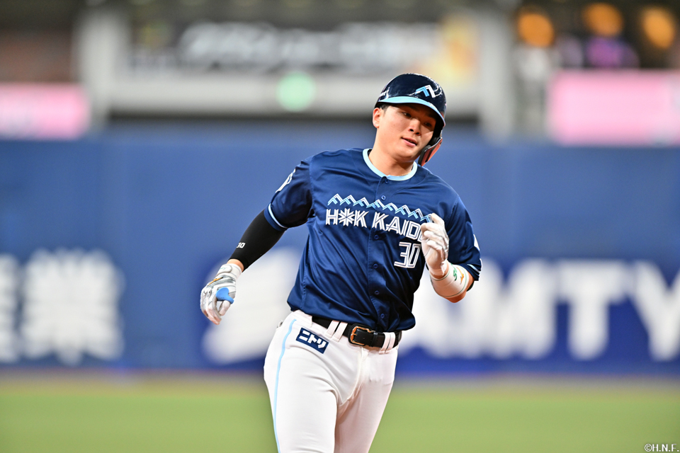 6回表、レフトへ本塁打を放つ郡司選手02