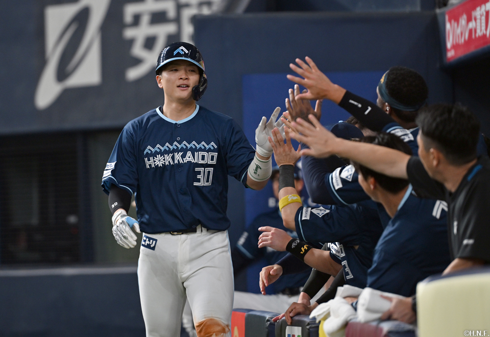 6回表、レフトへ本塁打を放つ郡司選手03