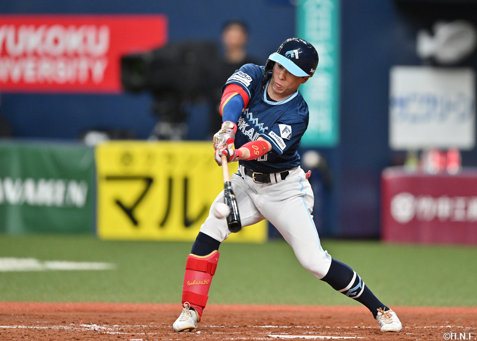 3回表、センターへ先制の適時打を放つ五十幡選手01