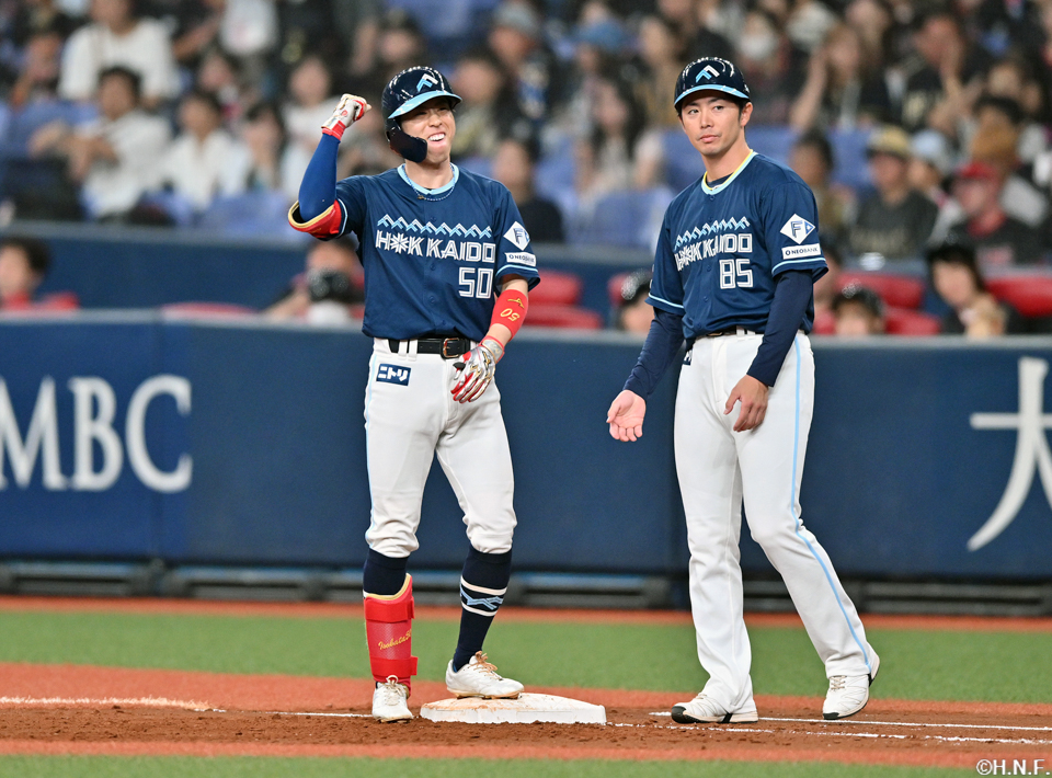 3回表、センターへ先制の適時打を放つ五十幡選手02