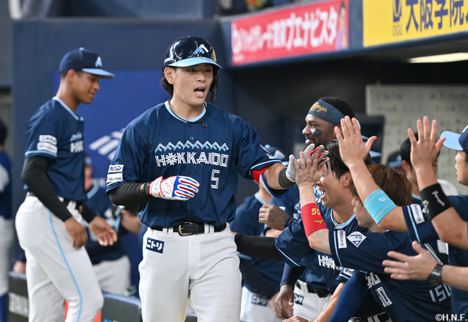 4回表、レフトへ本塁打を放った野村選手