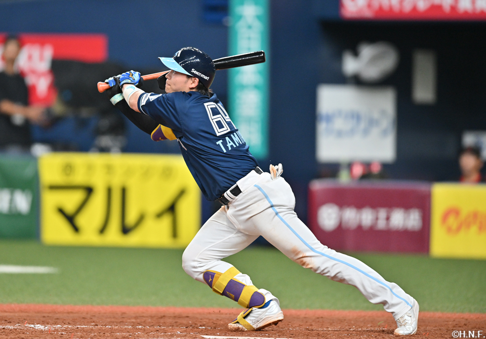 4回表、ライトへ適時二塁打を放つ田宮選手