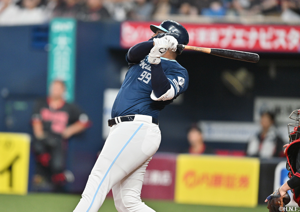 4回表、センターへ2ランを放つレイエス選手01