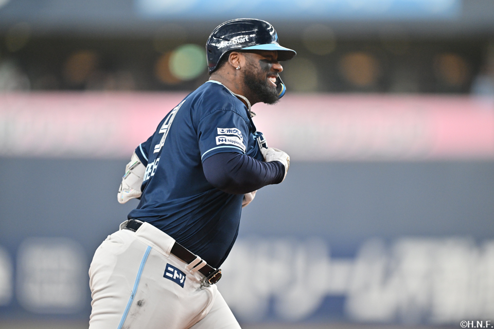 4回表、センターへ2ランを放つレイエス選手02