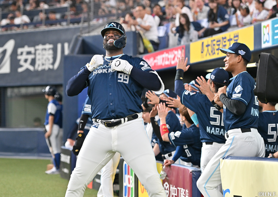 4回表、センターへ2ランを放つレイエス選手03