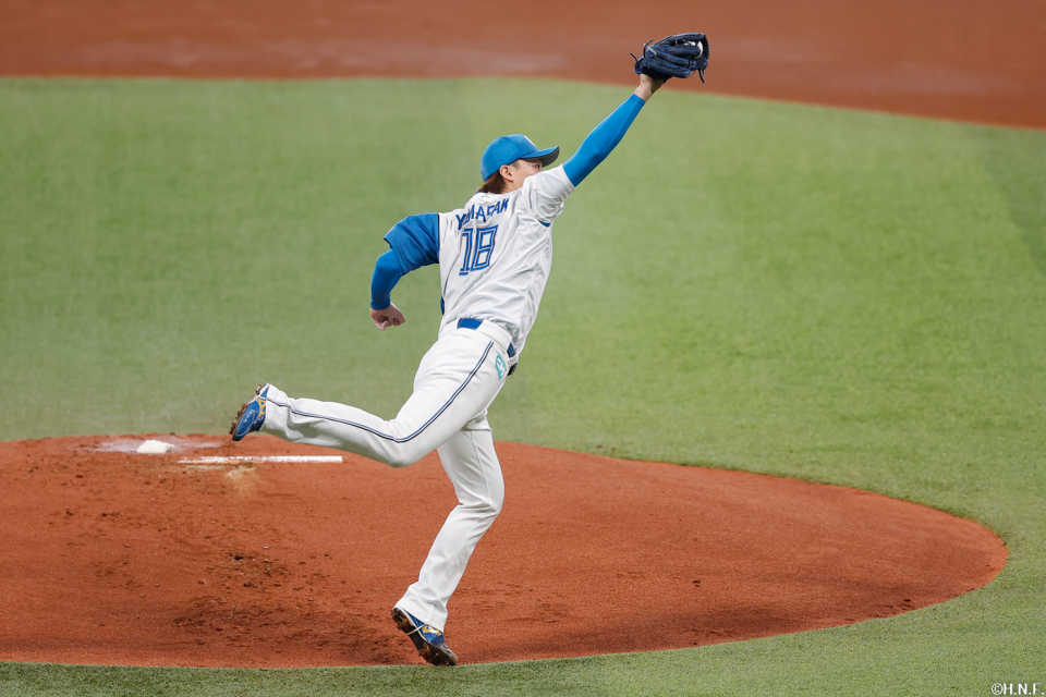 1回表、好守をみせる山﨑福投手