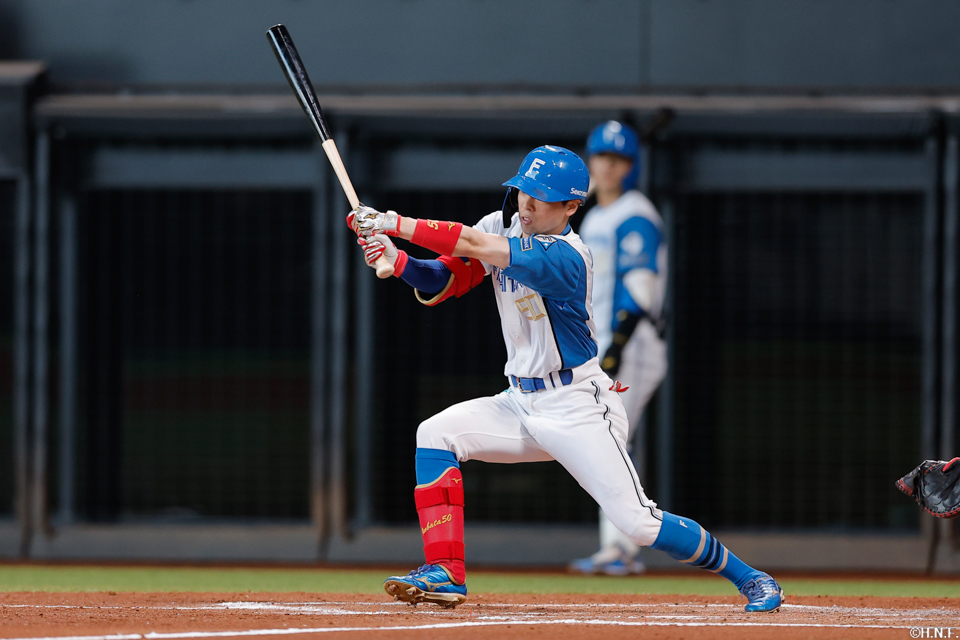 3回裏、ライトへヒットを放つ五十幡選手