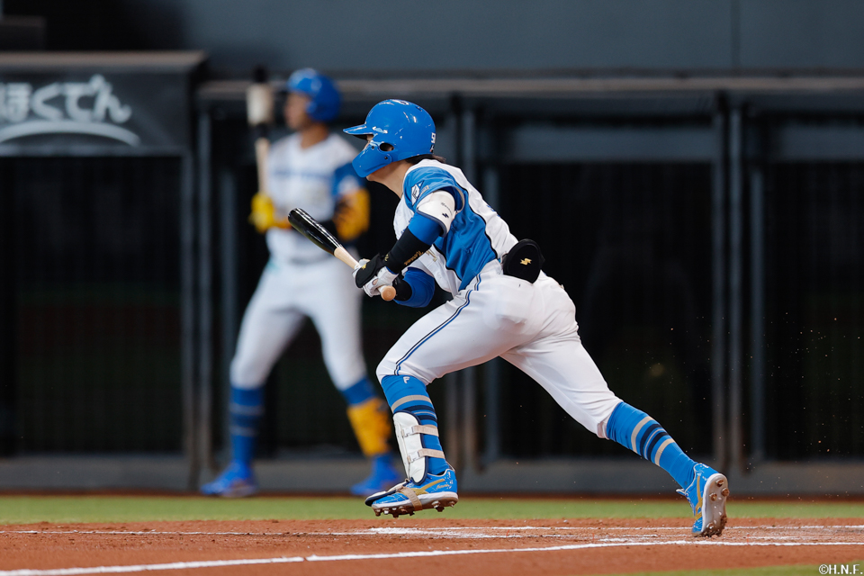 3回裏、ライトへヒットを放つ奈良間選手