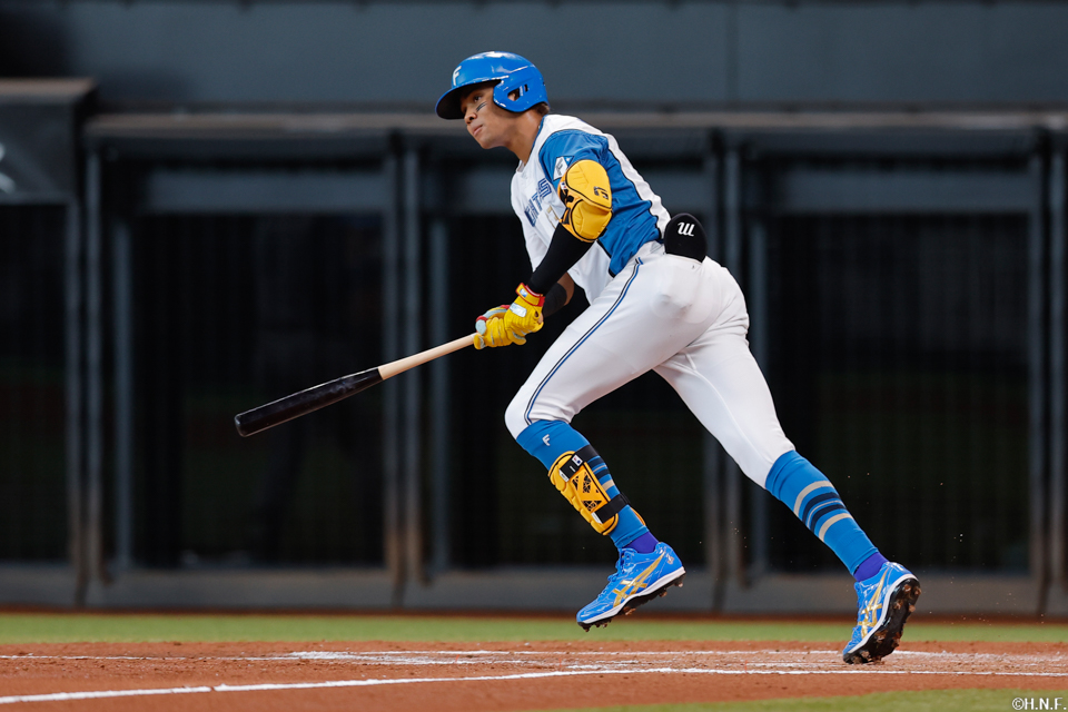 3回裏、レフトへ先制の適時打を放つ水谷選手