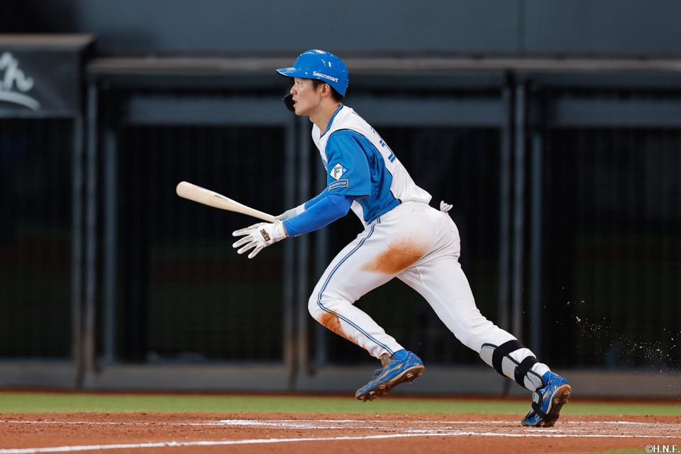 3回裏、ライトへヒットを放つ石井選手