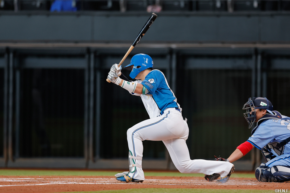 3回裏、センターへ2点適時打を放つ郡司選手