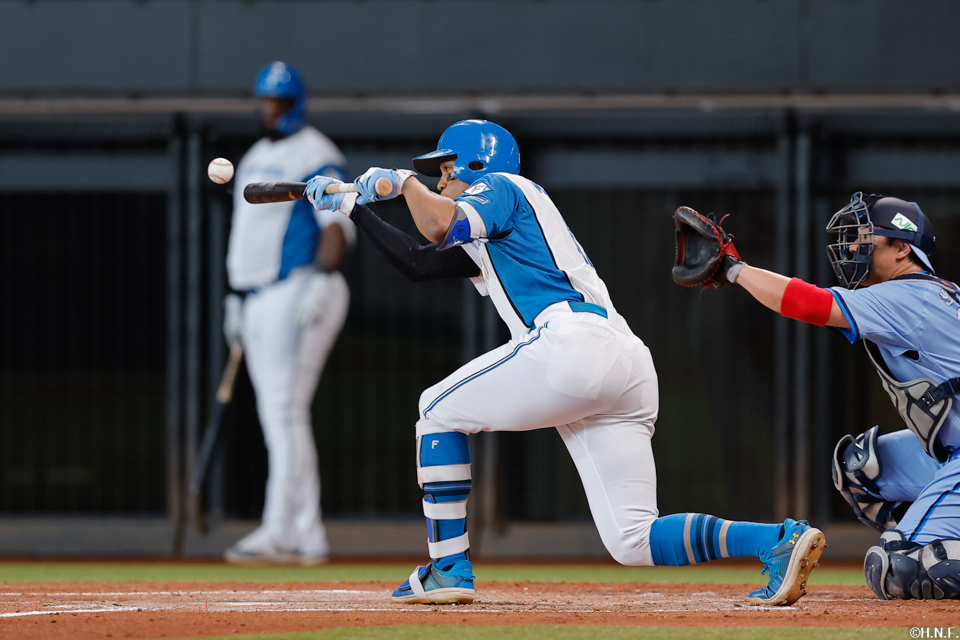 3回裏、2ランスクイズを決める万波選手01