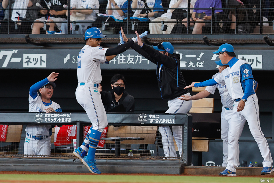 3回裏、2ランスクイズを決める万波選手02