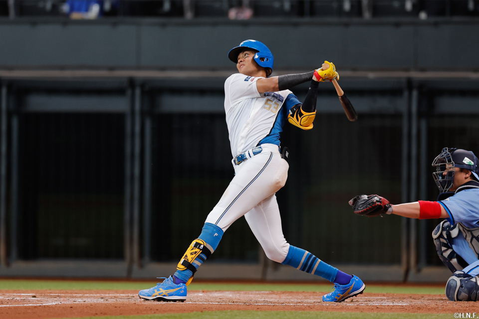 4回裏、ライトへ適時打を放つ水谷選手