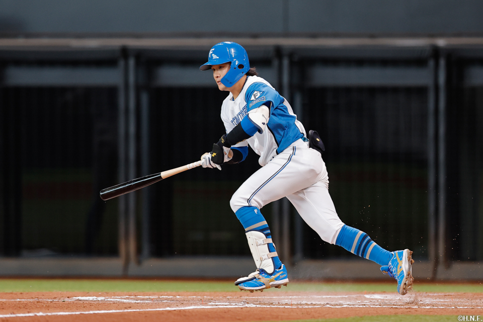 7回裏、レフトへヒットを放つ奈良間選手