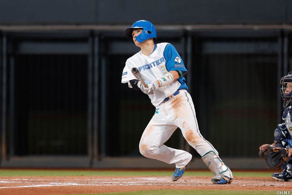 8回裏、レフトへヒットを放つ郡司選手