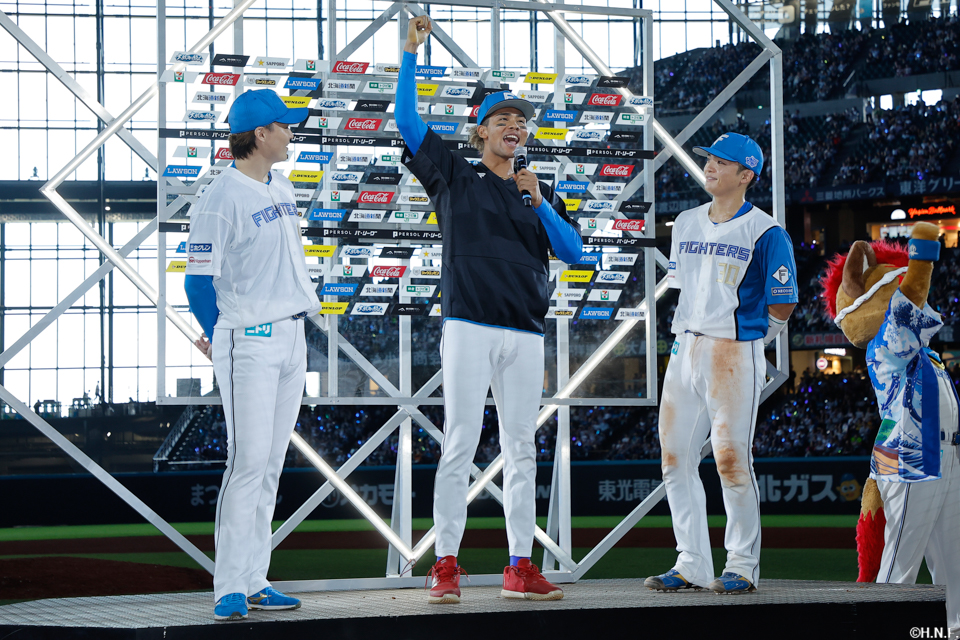 ヒーローの山﨑福投手、郡司選手、水谷選手01