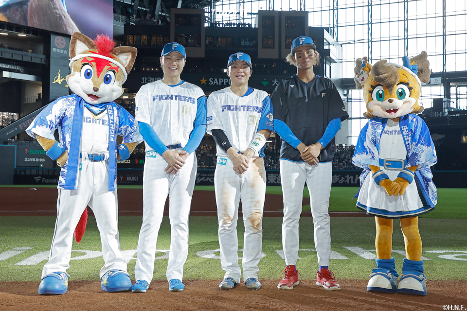 ヒーローの山﨑福投手、郡司選手、水谷選手02