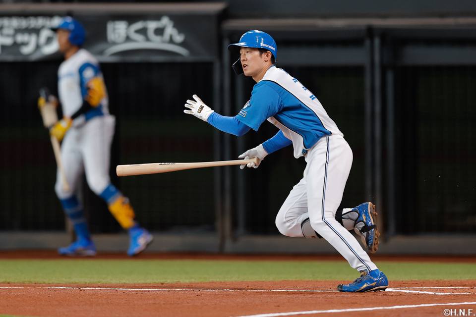 2回裏、センターへヒットを放つ石井選手