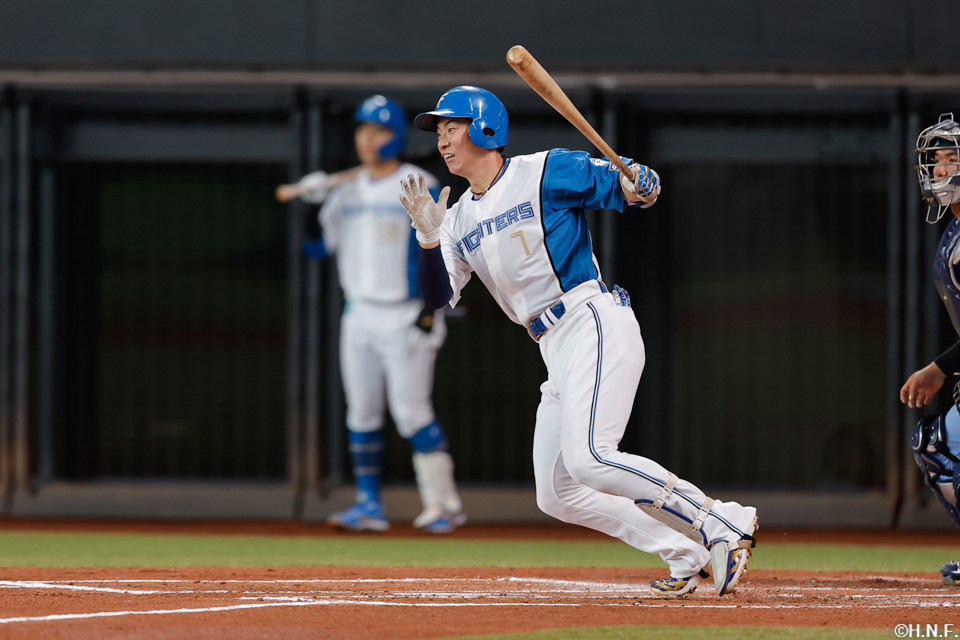 2回裏、先制の適時打を放つ松本剛選手