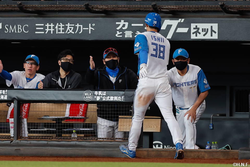 2回裏、生還した石井選手