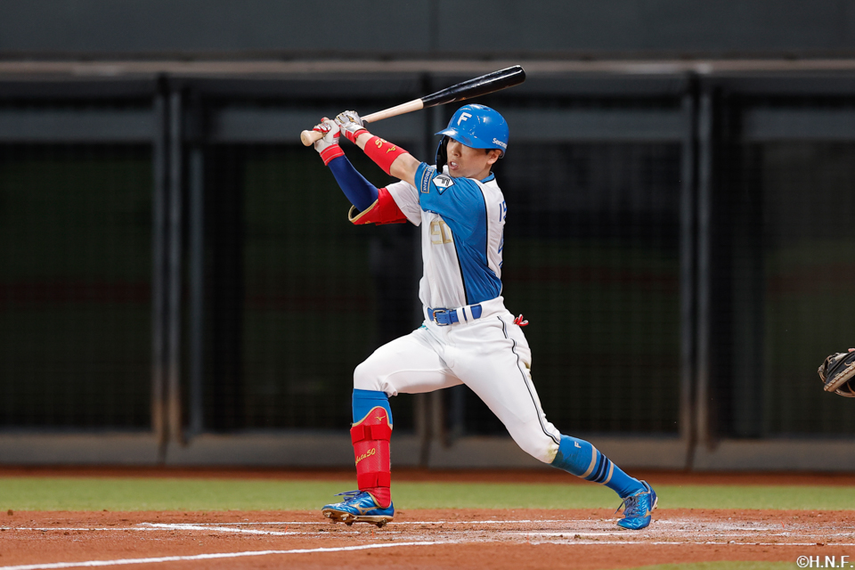 3回裏、センターへヒットを放つ五十幡選手