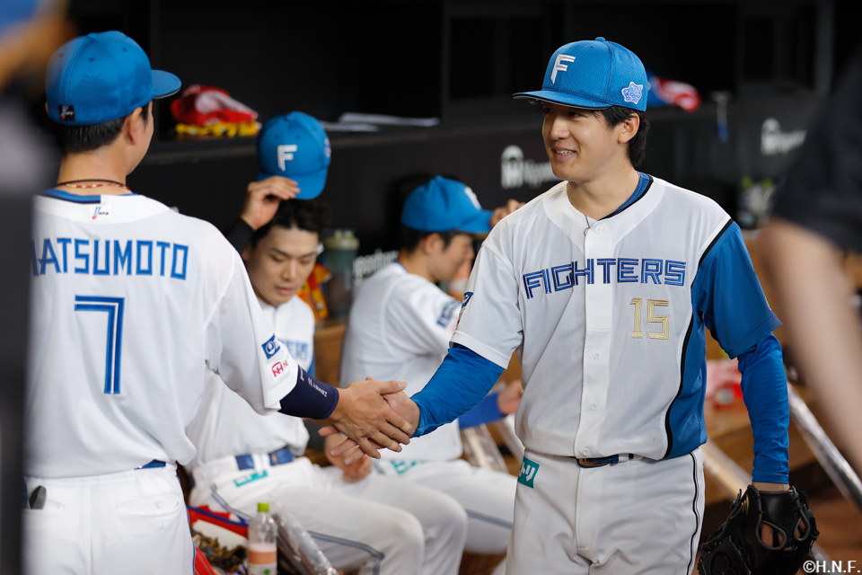 6回表を抑えた北山投手と松本剛選手