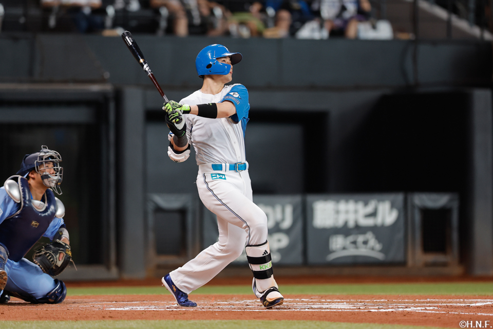 6回裏、ライトへ本塁打を放つ清宮選手01